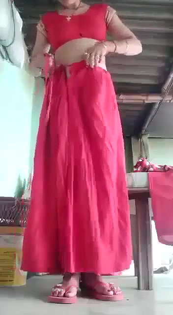 Desi bhabhi ne ghar ke angan me kapde change kiya