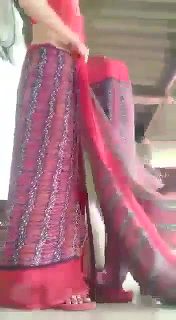 Desi bhabhi ne ghar ke angan me kapde change kiya