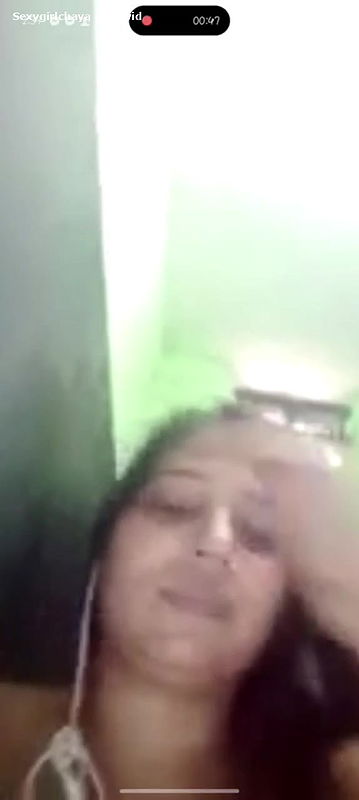Aunty pissing in video call   ThisVid com
