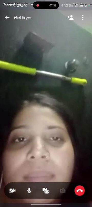 Aunty pissing in video call   ThisVid com