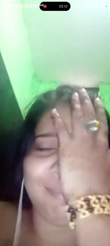 Aunty pissing in video call   ThisVid com