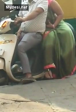 Bhabhi Rubbing HUs Dick onScootr