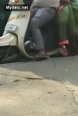 Bhabhi Rubbing HUs Dick onScootr