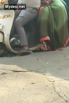 Bhabhi Rubbing HUs Dick onScootr