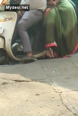 Bhabhi Rubbing HUs Dick onScootr