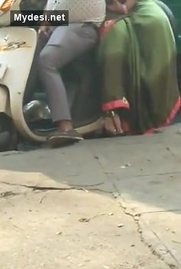 Bhabhi Rubbing HUs Dick onScootr