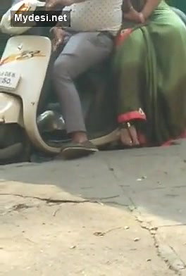 Bhabhi Rubbing HUs Dick onScootr