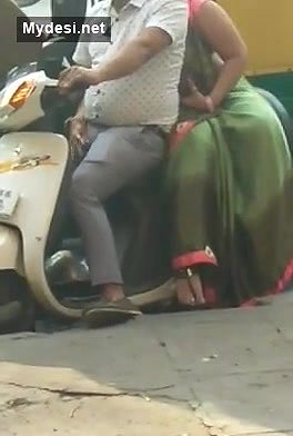 Bhabhi Rubbing HUs Dick onScootr