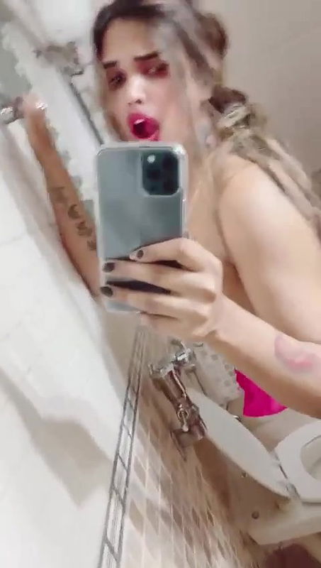 Desi shemale having fun in wahroom