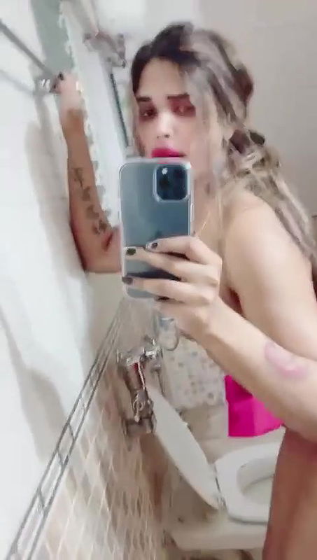 Desi shemale having fun in wahroom