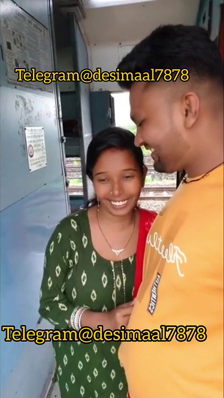 New viral couple video on train part1
