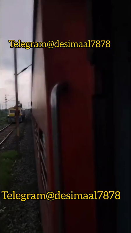 New viral couple video on train part1