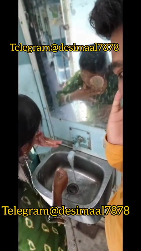 New viral couple video on train part1