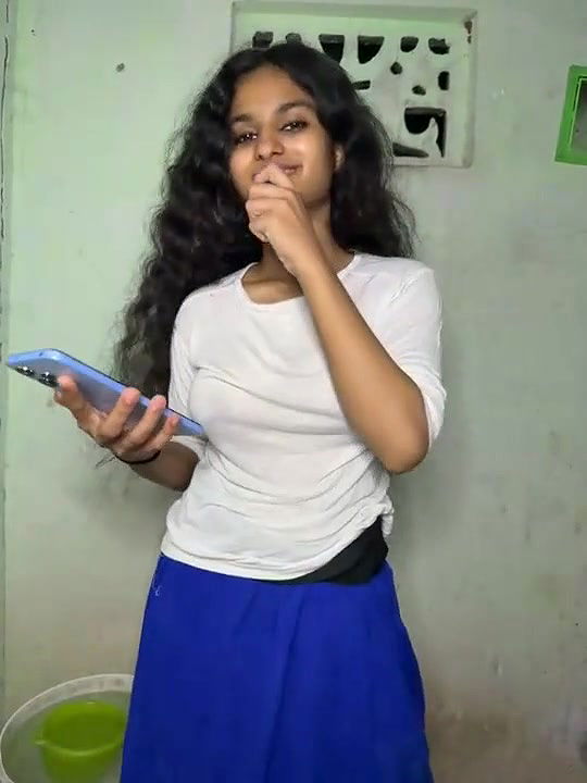 Hot Desi girl Shows Boobs