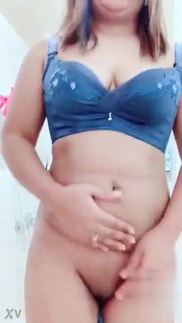 Chubby girl records her nude Bangla sex video in bathroom
