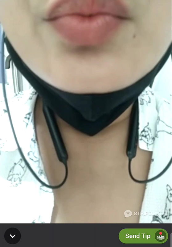 Parampara exposes face boobs in ShoppersStop