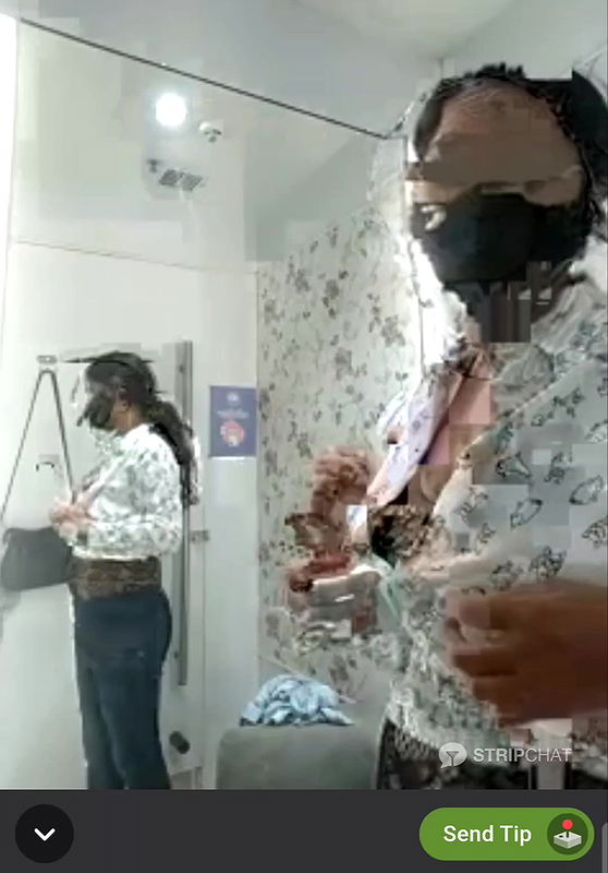 Parampara exposes face boobs in ShoppersStop