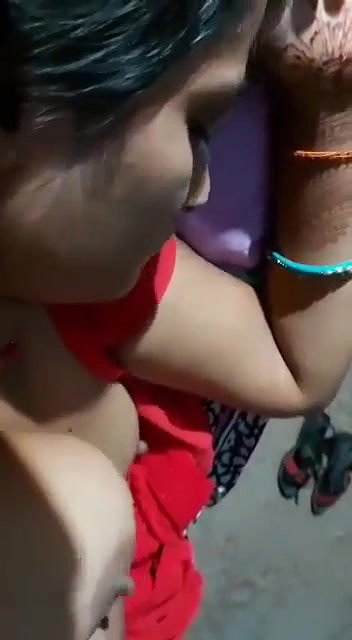 Desi bhabhi Bhabhi ko condom lagakar pela