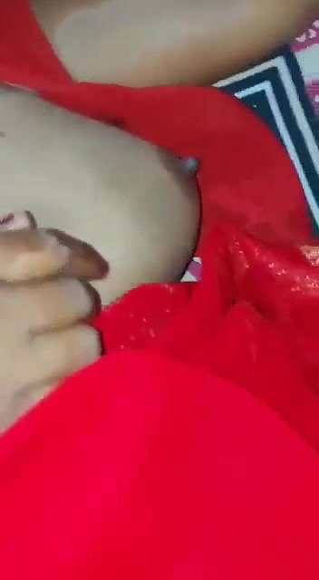 Desi bhabhi Bhabhi ko condom lagakar pela