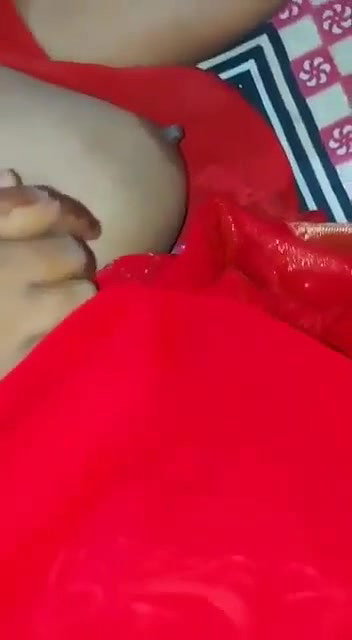 Desi bhabhi Bhabhi ko condom lagakar pela