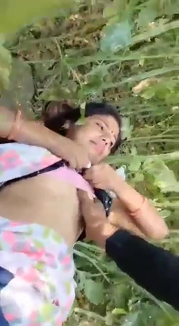 bhabhi ko khet me lejakar pela