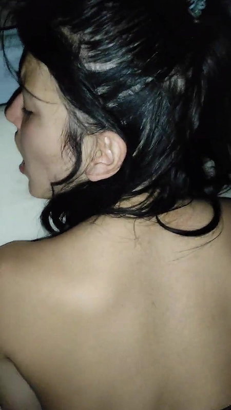 choti behen ko sote samay piche se pel diya