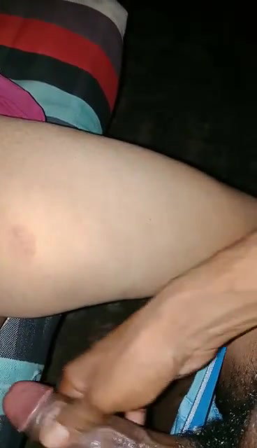 Desi bhabhi ke chut me land ghusate hi nikal gaya