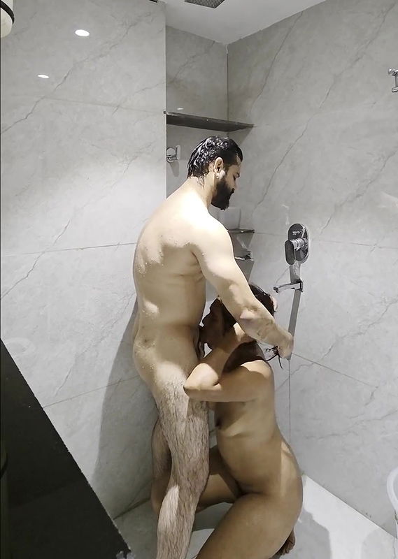 Desi bhaabi fucked under shower