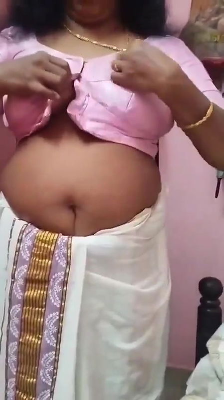 hot tamil aunty kapde utar Rahi hai