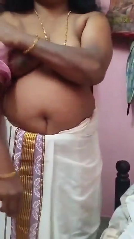 hot tamil aunty kapde utar Rahi hai
