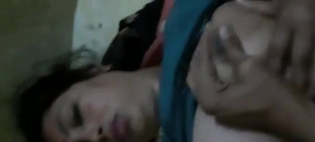 boudi ko condom lagakar pela