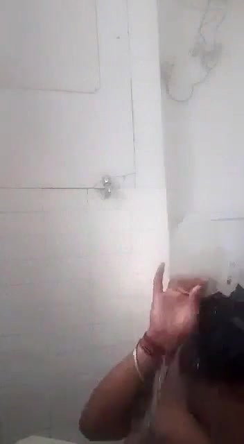 bhabhi akeli naha rahi thi to sath dediya