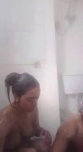 bhabhi akeli naha rahi thi to sath dediya