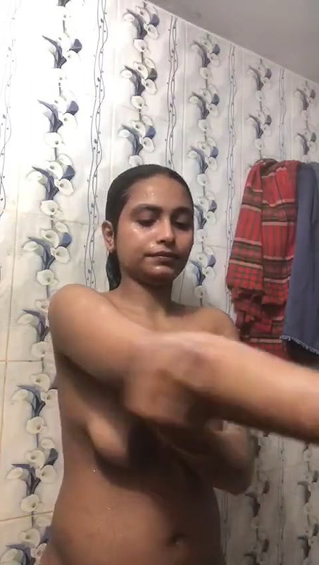 long boobs Bengali girl taking nude bath viral videos