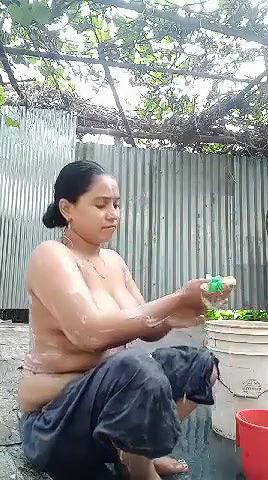 massive boobs Bengali taking outdoor bath viral MMS