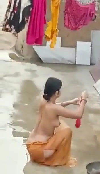 petticoat bhabhi outdoor bath caught by neighbor