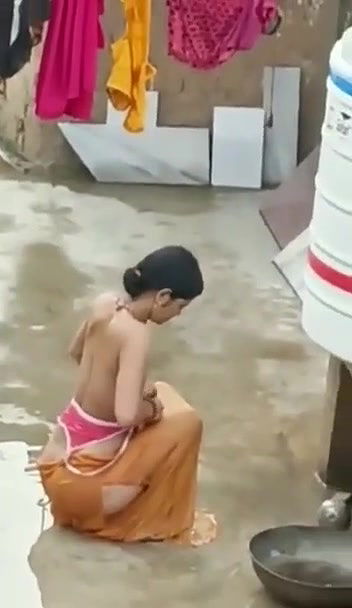 petticoat bhabhi outdoor bath caught by neighbor