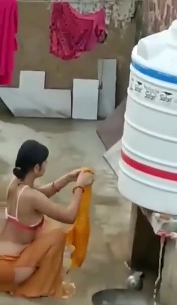 petticoat bhabhi outdoor bath caught by neighbor