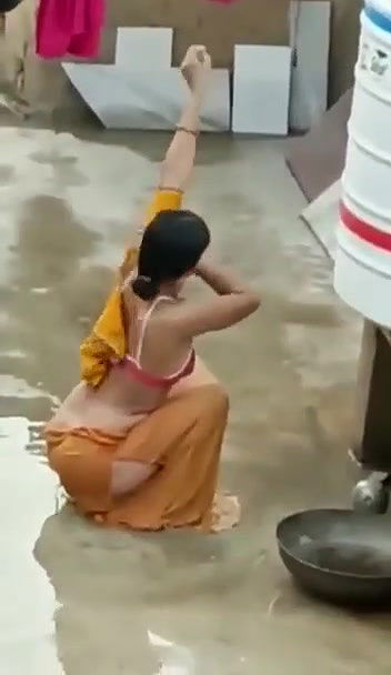 petticoat bhabhi outdoor bath caught by neighbor