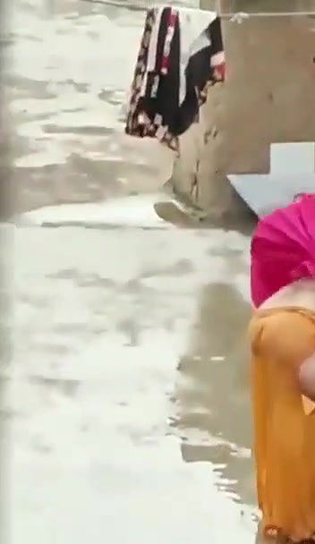 petticoat bhabhi outdoor bath caught by neighbor