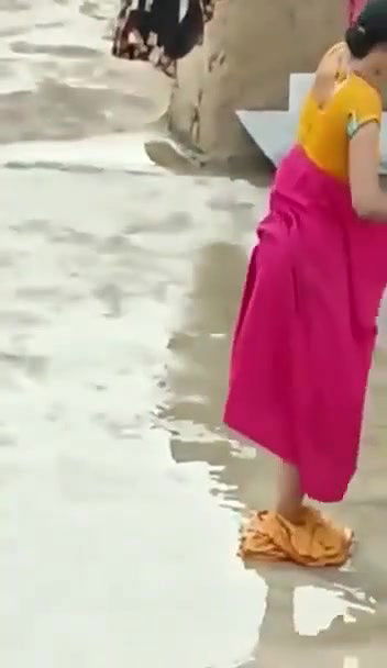 petticoat bhabhi outdoor bath caught by neighbor