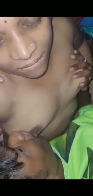 Pati ke samne hi bhabhi ko choda