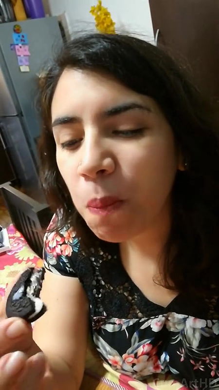 Cum wale Oreo khaa rhi