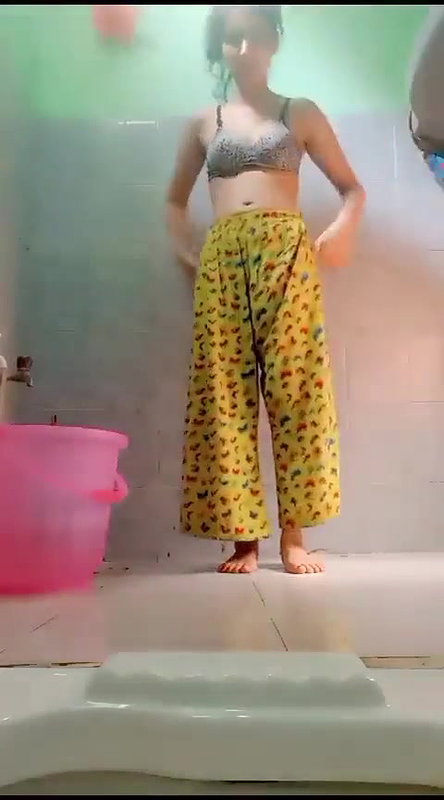 hot girl masterbating during bathing