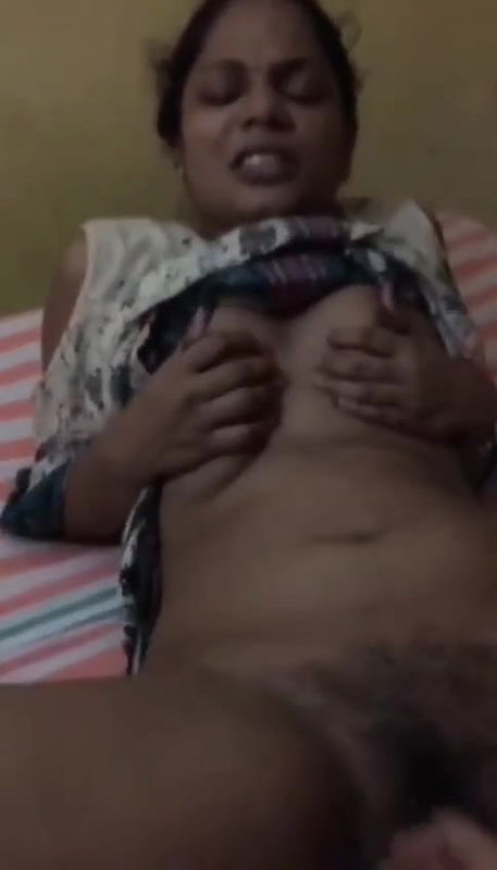 bhabi ke choot me ungli kiya