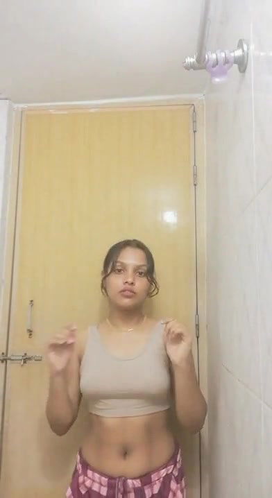 Horny Indian College GF Showing