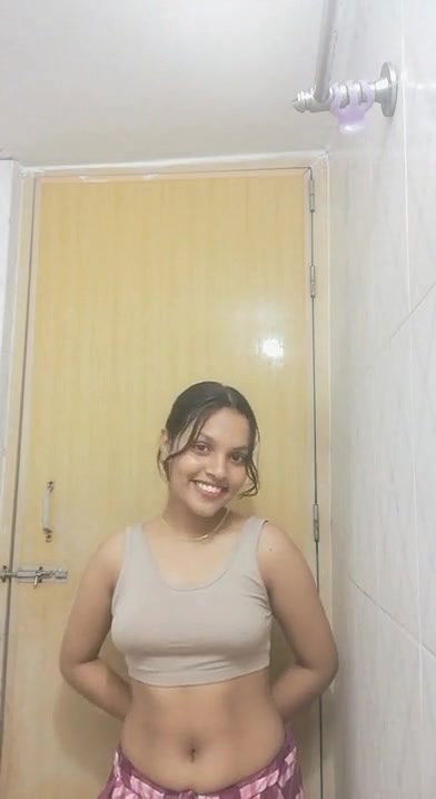 Horny Indian College GF Showing