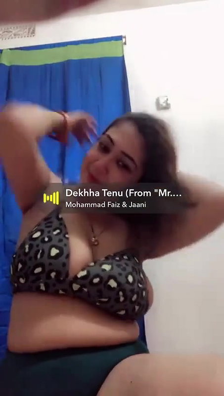 busty bhabhi removing bra and nude show for lover