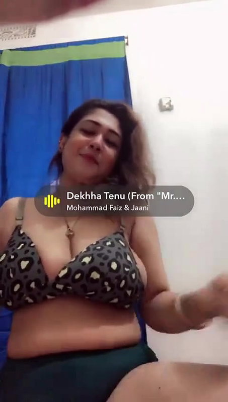 busty bhabhi removing bra and nude show for lover