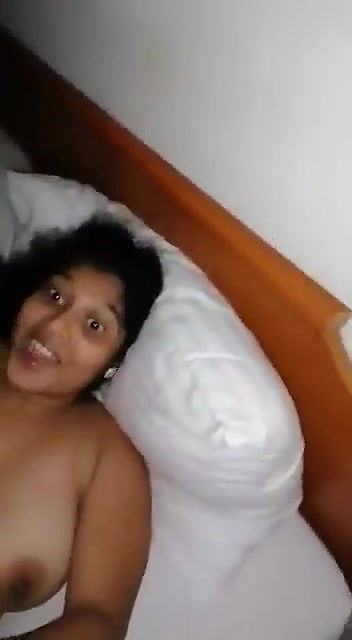 girlfriend ke chut me ungli dal ke video banaya